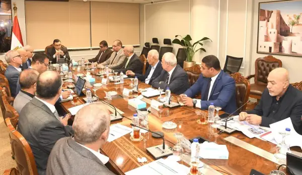 وزير الإسكان يتابع الأعمال الجارية بـ "كمبوند مزارين" بمدينة العلمين الجديدة وموقف تسليم الوحدات بالمشروع