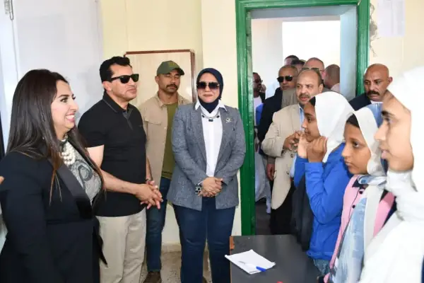 وزير الشباب والرياضة يتفقد فعاليات القوافل التعليمية والتنويرية بشلاتين