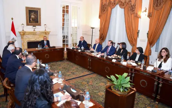 وزير الخارجية والهجرة يبحث تعزيز التعاون الاقتصادي مع غرفة التجارة الأمريكية بالقاهرة