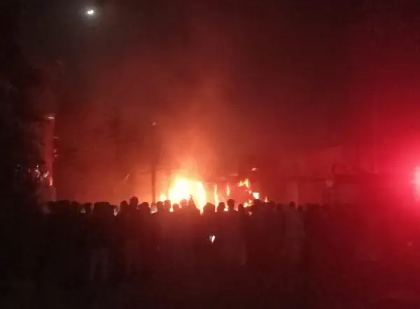 حريق داخل محطة وقود بقرية بني صامت في بني مزار.. السيطرة عليه دون إصابات