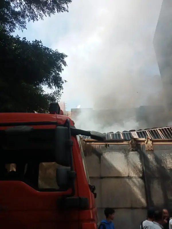 حريق ضخم في مصنع بلاستيك بمدينة السلام.. الحماية المدنية تنجح في السيطرة دون خسائر بشرية