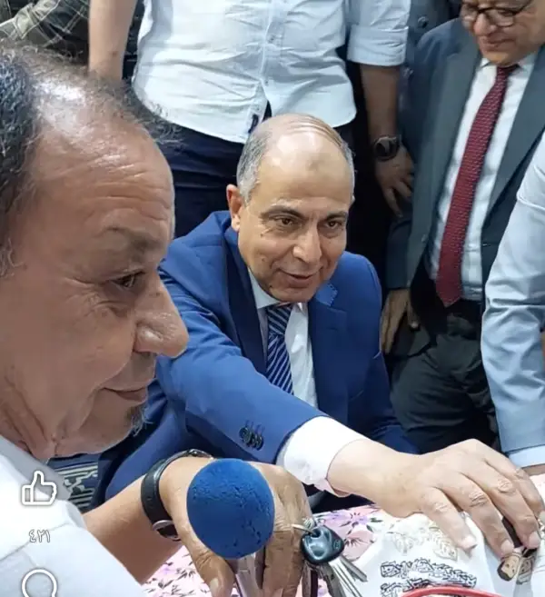 جبر خواطر وسنة جديدة.. محافظ المنيا يلبي النداء ويشهد عقد قران عروستين داخل مسجد