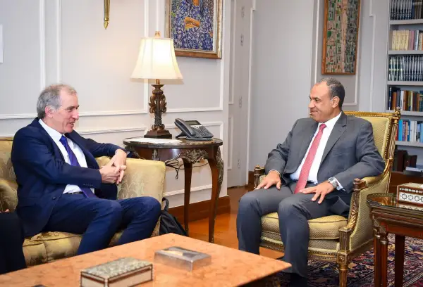 وزير الخارجية والهجرة يبحث مع المبعوث الأوروبي سبل وقف إطلاق النار في غزة واستئناف عملية السلام